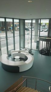 De beglazings is vertikaal afgesteund tegen verdiepte en verstevigde vliesgevelstijlen waardoor er, ondanks de hoogte van bijna 7 meter geen extra stalen afsteunconstructie benodigd is.