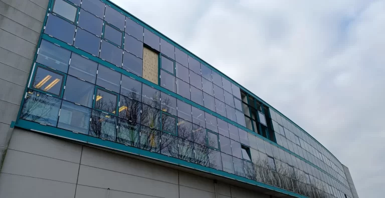 Zoek de verschillen: nieuwe beglazing aan de Ronde Tocht in Zaandam