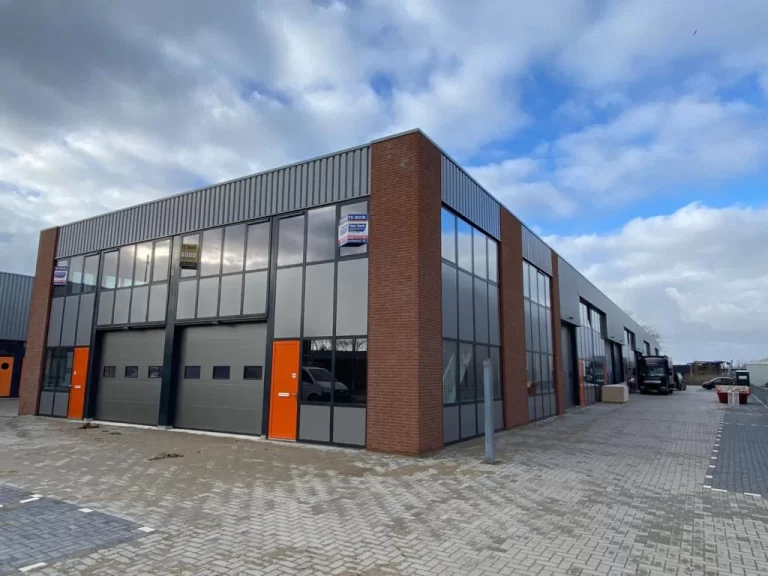 Aluminium kozijnen (en Randstad-oranje deuren!) aan de Mercuriusweg in Waddinxveen